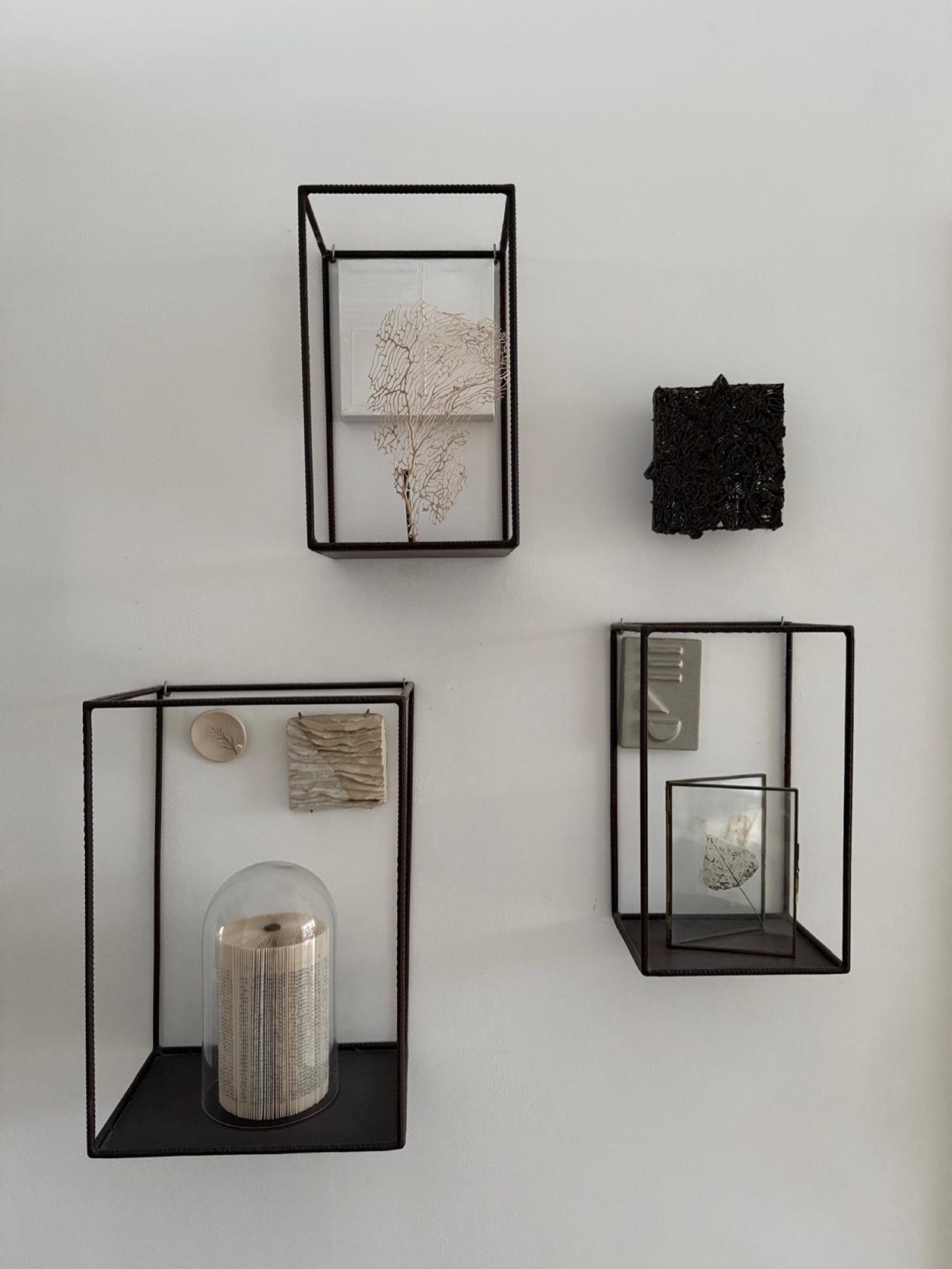 Adviesgesprek aan huis — frisse blik op kleur, planten en accessoires in een woonkamer